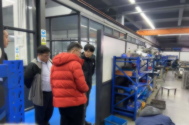 日本客户考察鸿仁模具